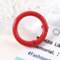 Vista detallada del anillo de resorte de 23 mm de aleación de zinc rojo para bisutería DIY - Rojo (FL0739)