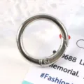 Detalle de alta calidad de un anillo de resorte de metal plateado de 23 mm para llaveros artesanales - Blanco K (FL0739)