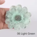 Primo piano dettagliato di un fiore in organza e pizzo verde chiaro per accessori capelli. - 06 Verde Chiaro