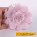Primo piano di un fiore in tessuto organza lilla fai-da-te con petali di pizzo. - 03 Viola Chiaro