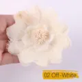 Vista dettagliata di un accessorio a fiore in tessuto beige fai da te in organza. - 02 Beige