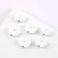 Gedetailleerde close-up van witte engelenvleugel kralen voor DIY sieraden maken - Wit