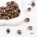 Vista detallada de cuentas de cerámica de caracola marrón para joyería DIY - Caracol / 5 Piezas