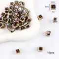Detalle macro de cerca de cuentas de cerámica marrón de 9x8mm para hacer joyas DIY - Cuadrado