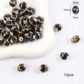 Primer plano de cuentas de cerámica facetadas marrones para hacer joyas de bricolaje - Patrón de diamante / Paquete de 10