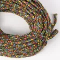 Detailopname van pluche meerkleurig gespikkeld mohairgaren voor handwerk en breien. - 1m / Olijfgroen