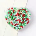 Perles rondes en acrylique rouge vert bleu dans un récipient en cœur pour bijoux DIY - Couleur mélangée