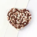 Récipient en forme de cœur avec perles acryliques café et crème pour bijoux DIY - 12 Couleurs Mélangées
