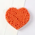 Perles rondes en acrylique orange vif pour bijoux DIY dans un récipient en cœur - 31 Orange
