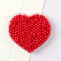 Perles rondes en acrylique rouge uni dans un contenant en forme de cœur pour DIY - 35 Rouge