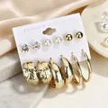 Juego de 6 pares de pendientes dorados con perlas, strass y aros de plumas en tarjeta. - Juego de 6 Pares de Aros y Pendientes Dorados con Textura de Plumas (15A3131)