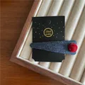 Pasador de pelo de textura denim azul con cuenta roja en tarjeta - Pinza de pico de pato decorada con cuentas rojas (B4.1) / Azul Denim