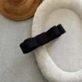 Elegante accesorio de pinza para el cabello con lazo negro y textura de tela acanalada - Pinza de pico de pato con lazo (J1.2) / Negro
