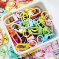 Primo piano di moschettoni colorati in lega di zinco in una ciotola bianca - 5 Pezzi/Confezione / colori misti macaron