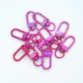 Dettaglio di moschettoni rosa iridati per accessori di borse e portachiavi fai da te - 5 Pezzi/Confezione / Sfumatura Rosa Viola