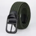 Detailansicht eines grünen geflochtenen elastischen Leinengürtels mit schwarzer Schnalle - 105cm / Schwarze Schnalle / Armeegrün