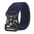 Vue détaillée de la ceinture tactique bleu marine avec boucle boussole et sangle nylon - Bleu marine