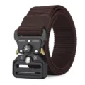 Vue détaillée de la ceinture tactique avec boussole et boucle en métal robuste - Café