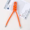 Orangefarbener Leder geflochtener Knoten Taschenanhänger Schlüsselanhänger, PU Accessoire. - Orange