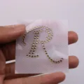 Adesivo termoadesivo con strass dorati lettera R per decorazione abbigliamento DIY - Lettera R / Bianco AB
