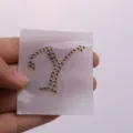 Lettera Y in strass dorati patch termoadesiva per decorazione abbigliamento fai-da-te - Lettera Y / Bianco AB