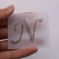 Lettera N decorativa in strass dorati per trasferimento termico su abiti e accessori - Lettera N / Bianco AB