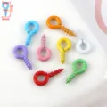 Vista de cerca de tornillos de ojo de metal pintado de colores para joyería y manualidades DIY. - Pasador de Ojo de Tornillo Pequeño / 30g (Aprox. 403 Pzas) / Multicolor