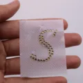 Lettera S in strass dorati termoadesivi per decorazione di abbigliamento fai da te - Lettera S