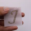 Toppa termoadesiva in strass dorati con la lettera J per decorazioni di abbigliamento - Lettera J