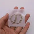 Toppa termoadesiva con strass dorati lettera D per decorazione vestiti - Lettera D