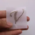Lettera V in strass marroni da stirare per decorazione di abbigliamento fai-da-te - Lettera V