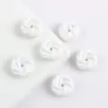 Primer plano de cuentas de galleta en espiral blancas con revestimiento AB para manualidades. - Blanco