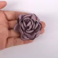 Vue détaillée d'accessoire de fleur de rose en tissu satiné fait main en violet. - 05 Violet