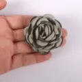 Vue détaillée d'une fleur de rose en tissu gris faite à la main pour travaux manuels et broches. - 07 Vert