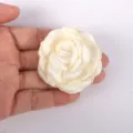 Gros plan détaillé de fleur de camélia en tissu blanc crème, texture à bords brûlés. - 06 Blanc cassé