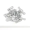 Vista detallada de ganchos de resorte de metal gris oscuro para accesorios DIY - 13mm (100 Piezas/Paquete) / Gris metalizado