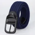 Detaillierte Nahaufnahme des marineblauen elastischen Flechtgürtels mit Schnalle - 105cm / Schwarze Schnalle / Marineblau