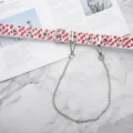 Elegante cinturón blanco de mujer con patrón rojo, ojales metálicos y cadena de plata - Blanco con Rojo / 105cm