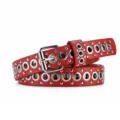 Nahaufnahme eines roten Gürtels im Punk-Stil mit silbernen Ösen und Metallnieten. - 110cm / Rot
