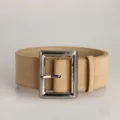 Detalle de un cinturón ancho de cuero PU color canela con hebilla rectangular plateada - 110cm / Beige