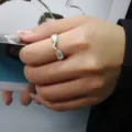 Λεπτομερής άποψη ασημένιου δαχτυλιδιού με ζιργκόν και σχέδιο στάχυ στο δείκτη του χεριού - Στυλ Καρδιά Φύλλο (Ασημί)