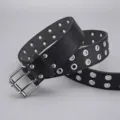 Cinturón de cuero negro estilo punk con doble hilera de ojales metálicos y hebilla. - 110cm / Cola cuadrada negra