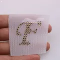 Toppa termoadesiva in strass dorati con lettera F per decorazioni fai-da-te - Lettera F
