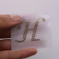 Toppa termoadesiva lettera H in strass dorati per decorazioni di vestiti fai da te. - Lettera H