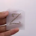 Toppa termoadesiva in strass dorati a forma di lettera Z per decorazione abbigliamento - Lettera Z