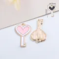 Druppel olie legering hart sleutel hanger DIY charm voor ketting armband sleutelhanger - Hart Sleutel / 1 Stuk / Roze