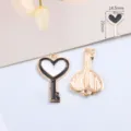 Geemailleerd hart sleutel legering hanger bedel voor DIY armband ketting sieraden maken 1st - Hart Sleutel / 1 Stuk / Wit