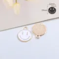 Geemailleerde smiley bedel, schattige ronde legering DIY sieraden accessoire voor ketting. - Ronde Glimlach Gezicht / 1 Stuk / Wit