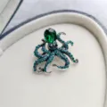 Exquisito broche de pulpo con cristal de gota verde y pedrería verde azulado en caja - Verde