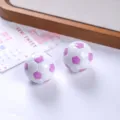Dettaglio di ciondoli a forma di pallone da calcio in resina bianca e rosa per gioielli - Viola chiaro